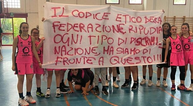 Lanini Pink basket Terni, la polemica non si placa. E la Elite Roma regala magliette alle giovani atlete straniere escluse