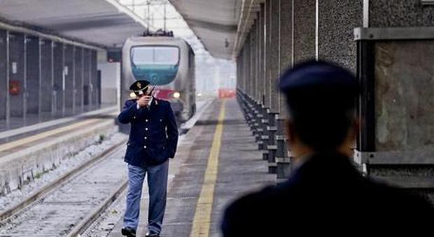 Brindisi, ragazzo violentato in stazione mentre aspetta il treno, due arresti