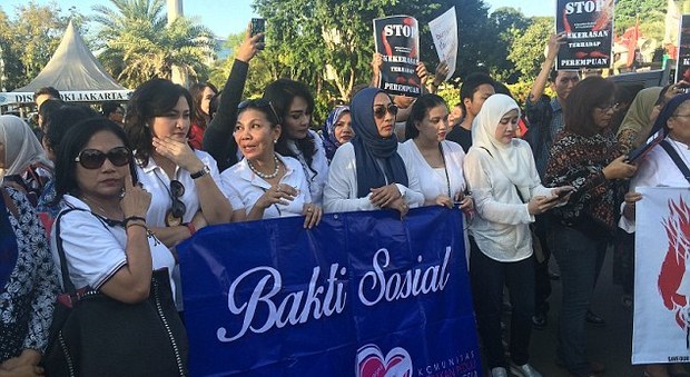 Indonesia, microchip alle caviglie dei pedofili: le nuove misure del governo dopo il brutale omicidio di un'adolescente