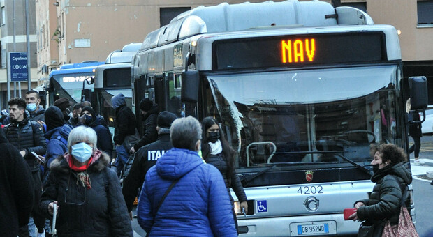 Roma Lido bloccata, incubo per i pendolari: bus sostitutivi stracolmi di viaggiatori