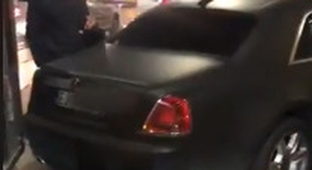 La Rolls Royce di Briatore paralizza il traffico a Milano