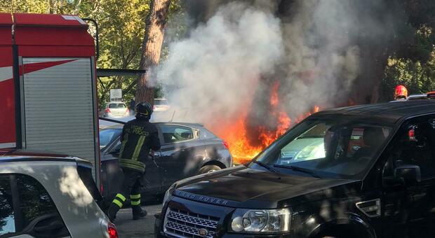 Roma, auto fuori controllo in Prati finisce dentro un giardino e prende fuoco: alla guida un giovane