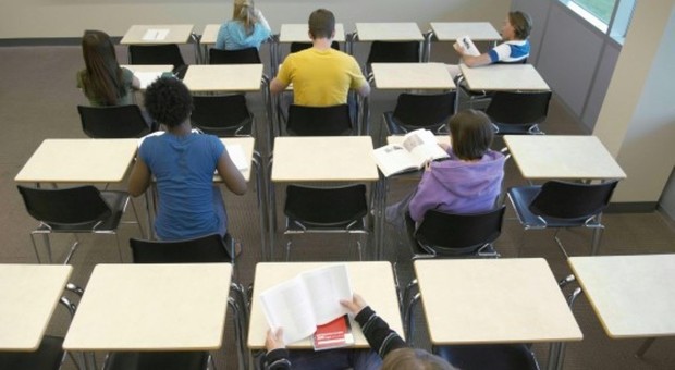 Professore schiaffeggia otto alunni: trasferito e “messo alla prova”