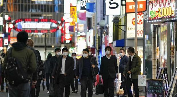 Giappone, vendite al dettaglio in accelerazione ma cala sentiment consumatori