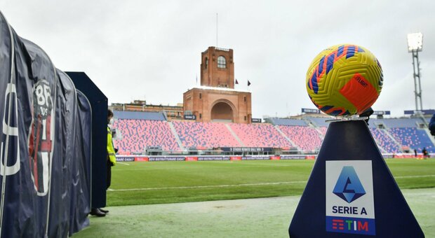 Serie A, con 13 calciatori disponibili si gioca: il nuovo protocollo Covid per il rinvio delle partite