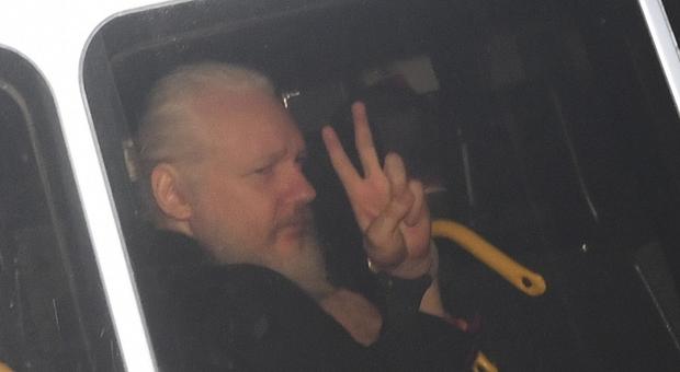 Julian Assange arrestato a Londra nell'ambasciata dell'Ecuador