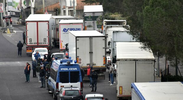 Caro-carburante, scoppia la protesta dei camionisti: bloccato il porto di ravenna, disagi al Sud
