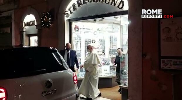 Papa Francesco nel negozio di dischi in via della Minerva, la figlia della titolare: «Così felice di averlo incontrato ancora»