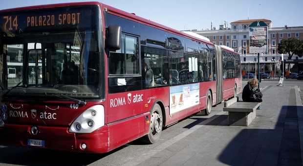 Atac, un autobus su 2 senza aria condizionata: «Aprite i finestrini»