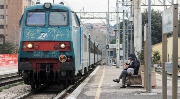 Covid Terni, sul treno si rifiuta di mettere la mascherina: «Devo bere». Poi minaccia il capotreno, 30enne italiana multata