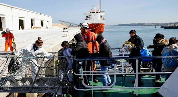 Migranti, 470 in attesa su Geo Barents: anche 2 bimbi (PROVA)