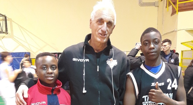 Massimo Antonelli con due giovani cestisti del Tam Tam Basket di Castel Volturno