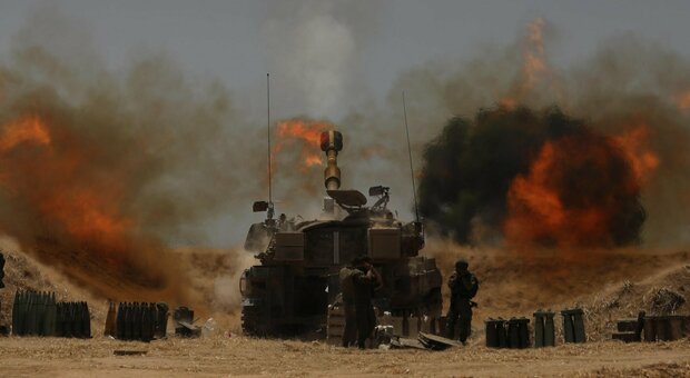 Israele e Gaza, è guerra: razzi sull'aeroporto di Tel Aviv. Gantz: «No al cessate il fuoco»