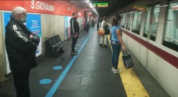 Roma, caos sulla metro A: «Servizio rallentato per un atto vandalico». Resse sulle banchine