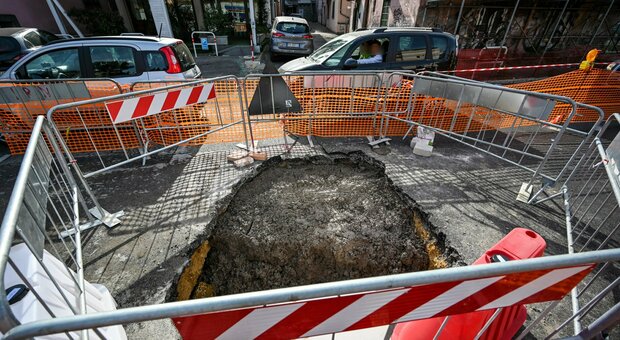 Roma, voragine a Corso Francia, disagi e strade chiuse «Colpa di un tubo rovinato»