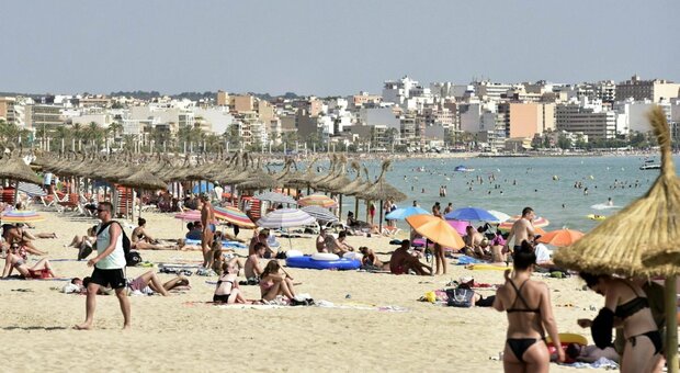 Spagna, focolaio a Maiorca, i contagi salgono a 1.700: giovane ricoverato in terapia intensiva