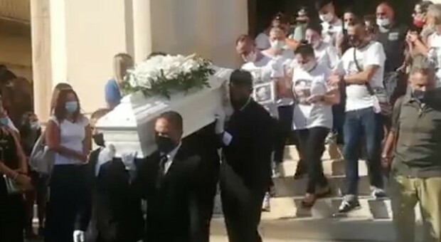 Bimbo ucciso a botte a Modica, la madre era già indagata per maltrattamenti Il funerale