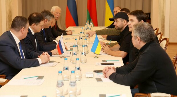 Negoziati Ucraina-Russia, ecco chi è seduto al tavolo di Gomel e cosa chiedono le due parti