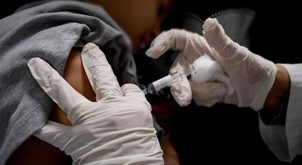 Vaccini: un italiano su due teme effetti collaterali gravi
