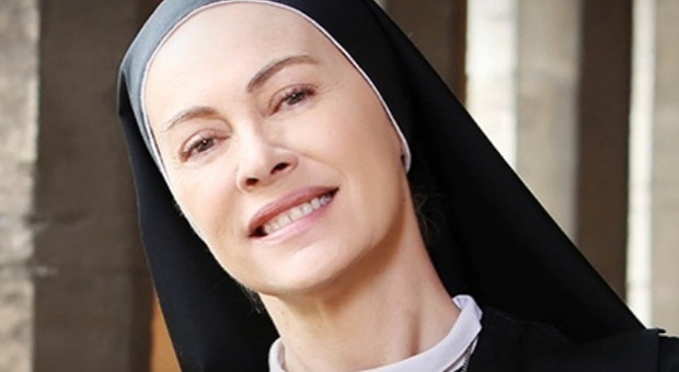 L'attrice Elena Sofia Ricci è suor Angela nella serie tv "Che Dio ci aiuti" sulla Rai