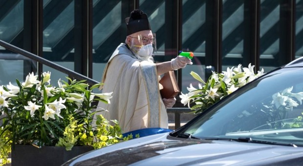 Coronavirus Usa, il prete con la pistola ad acqua: l'idea anti-contagio di un sacerdote del Michigan