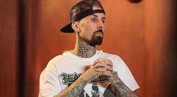 Travis Barker, il batterista dei Blink-182 ricoverato d'urgenza in ospedale. La figlia: «Pregate per lui»