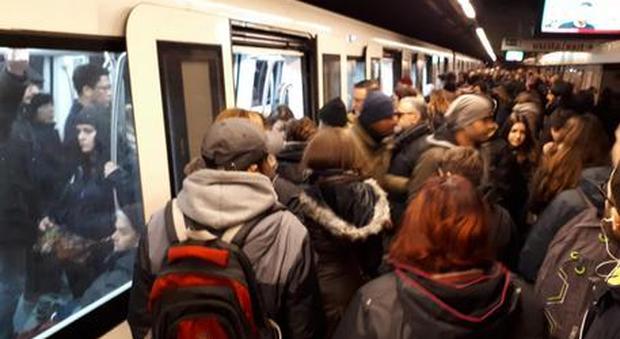 Metro A, crepe in stazione: stop ai tir sulla Tuscolana