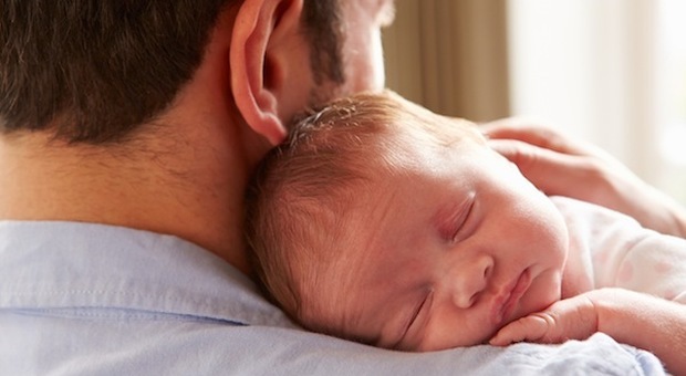 L'odore delle neo mamme “lega” i papà ai bebé: la paternità è anche una questione di “naso”