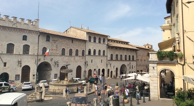 Piazza del Comune ad Assisi in una immagine pre Covid con i turisti