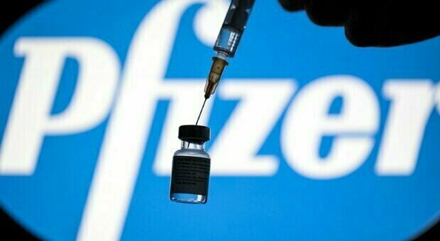 Omicron, due dosi Pfizer proteggono al 70% contro i casi gravi: lo studio dal Sudafrica