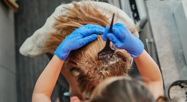 Padova, rovinano i capelli alla cliente lasciandola quasi calva: tre parrucchieri a processo