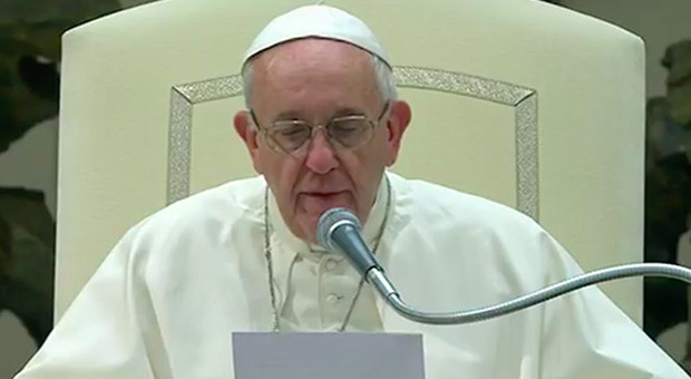 Papa Francesco ai genitori: «Accettate i vostri figli anche se gay». E poi chiede la pace in Ucraina
