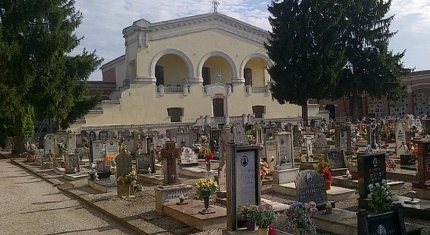 Mantova, si uccide al cimitero nel giorno del funerale della madre: i parenti la trovano morta in auto