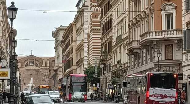 Roma, a Via Nazionale l'asfalto copre gli storici sampietrini. E il degrado dilaga