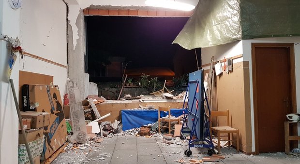 Terremoto a Catania, famiglia salva per miracolo: «Eravamo a letto, le pareti ci sono crollate addosso»