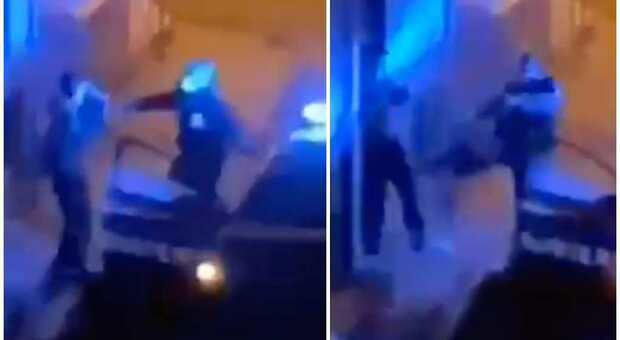 Ragazzo preso a calci dai carabinieri perché viola il coprifuoco: video choc nel Napoletano. L'Arma apre indagine