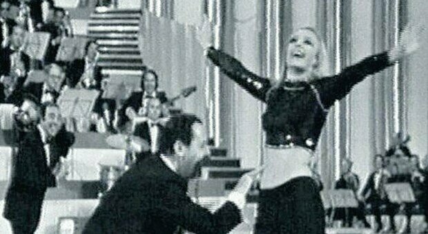 Raffaella Carrà e Alberto Sordi nel Tuca Tuca a Canzonissima 1970