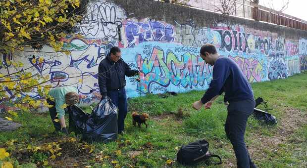 Rifiuti a Roma, i volontari degli Amici Parco Sannazzaro ripuliscono l intera area verde
