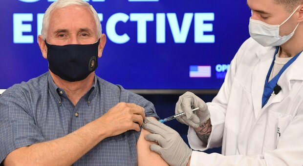 Covid, Mike Pence si vaccina davanti alle telecamere, Biden lo farà la prossima settimana