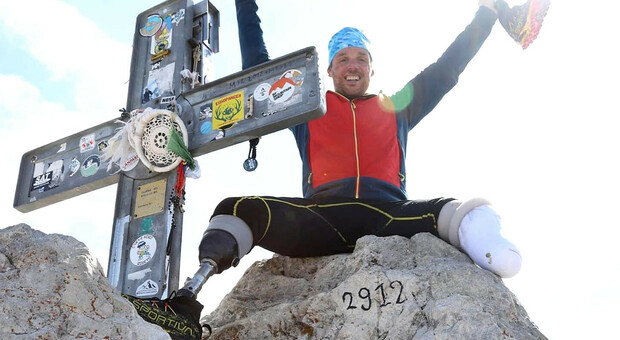 Gran Sasso, grande impresa dell'alpinista senza gambe: scalato il Corno Grande con le protesi