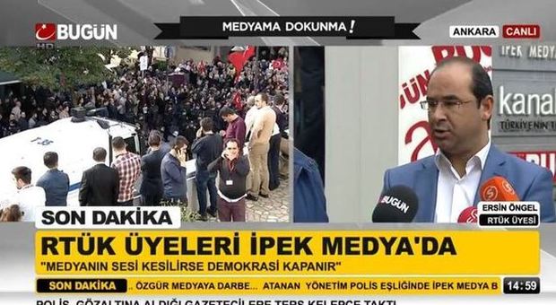 Turchia, blitz della polizia per chiudere le tv anti-Erdogan: scontri e fermi