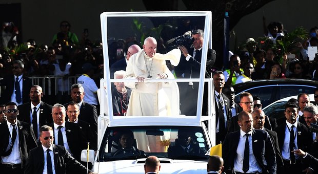 Papa Francesco alle Mauritius, appello per il clima e per un'economia che non sacrifichi gli uomini