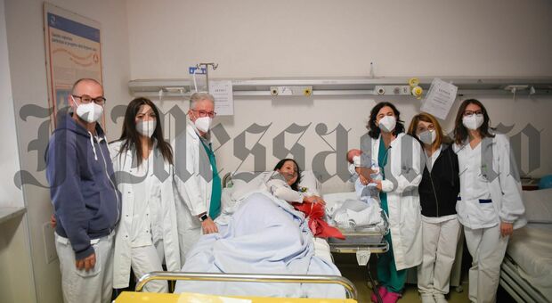 Mamma Catarina e il piccolo Kevin insieme ai medici dell'Ospedale Goretti