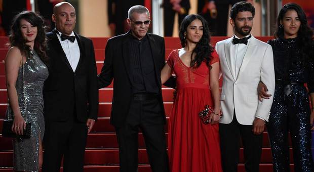 Abdellatif Kechiche con i suoi attori a Cannes