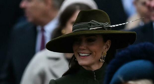Kate Middleton per Natale sceglie il verde: cappotto "riciclato" e cappello con la piuma alla Messa a Sandringham