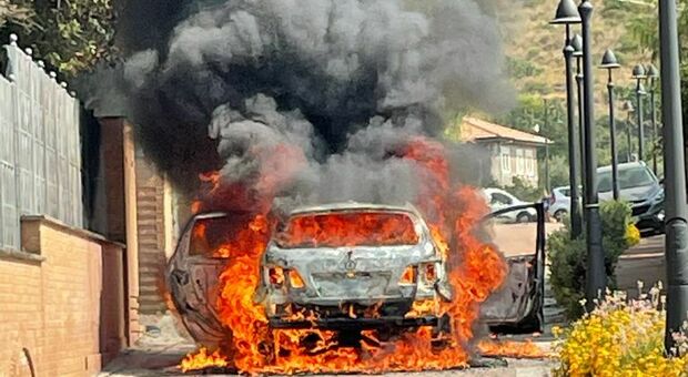 Incendio in marcia, auto distrutta dalle fiamme. Paura per una famiglia