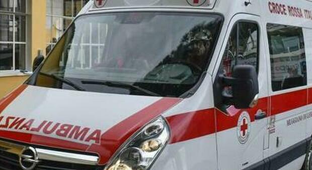 Firenze, morto operaio di 51 anni in cantiere: si è ribaltato con lo schiacciasassi forse per un malore