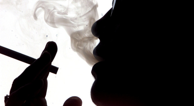Fumare aumenta il rischio di tumore alla vescica, donne più a rischio