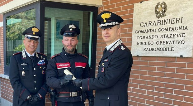 L’Arma consegna onorificenza a carabiniere fuori servizio che arresta pregiudicato