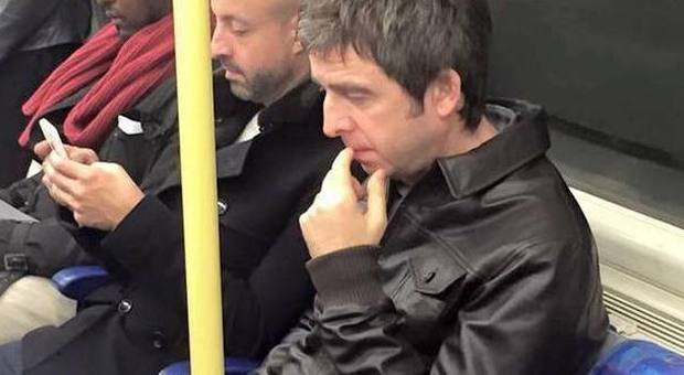 Noel Gallagher in metropolitana: va a cantare al concerto degli U2